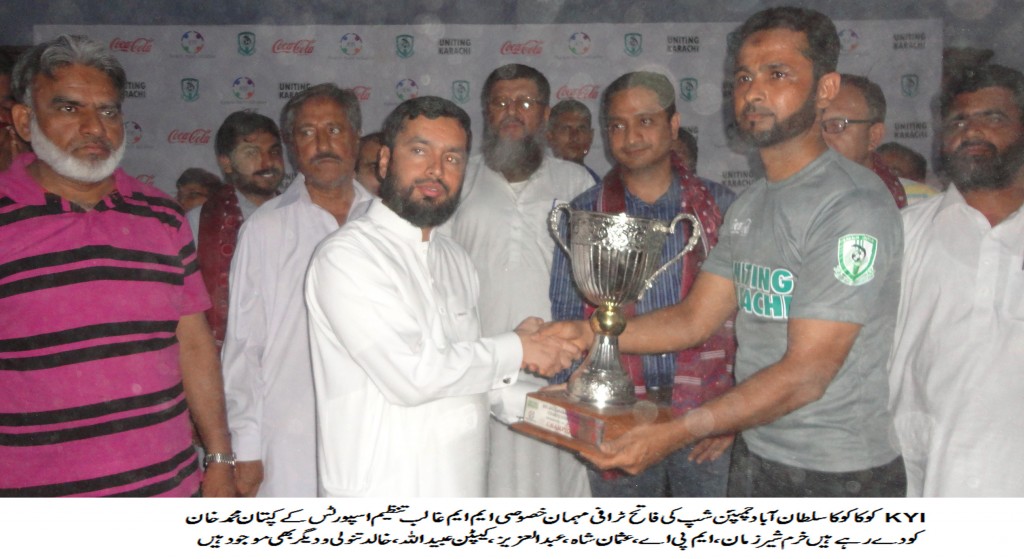 M.M. Ghalib presenting winner trophy to Captain of Tanzeem Sports